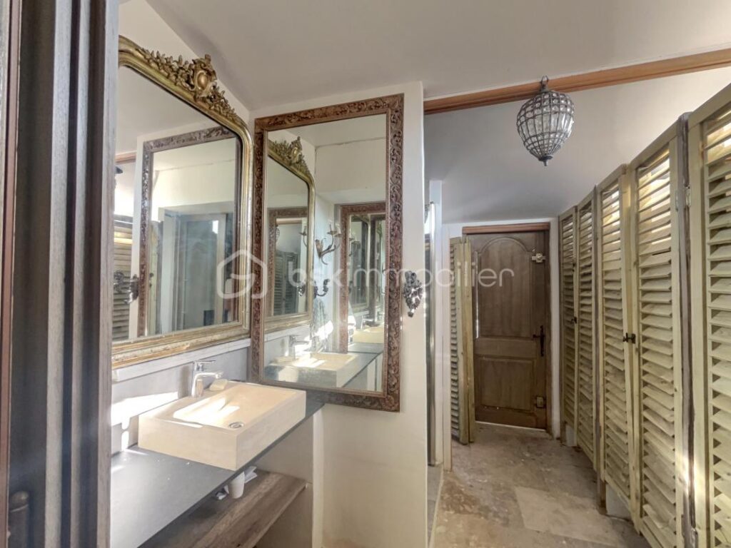 Ménerbes – Exceptionnelle Propriété avec Vues à 360° – Maison Principale, Pigeonnier & Jardin Piscine – 8 pièces – 3 chambres – 176 m²