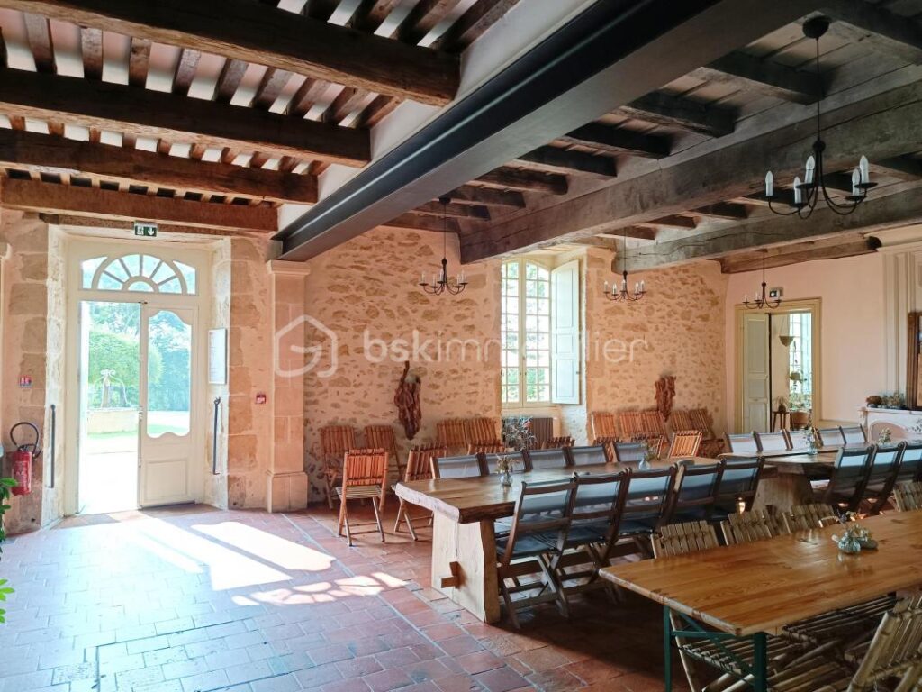 Château / Hôtel dans le Gers : Un Joyau Historique Alliant Charme et Modernité – NR pièces – NR chambres – 1540 m²