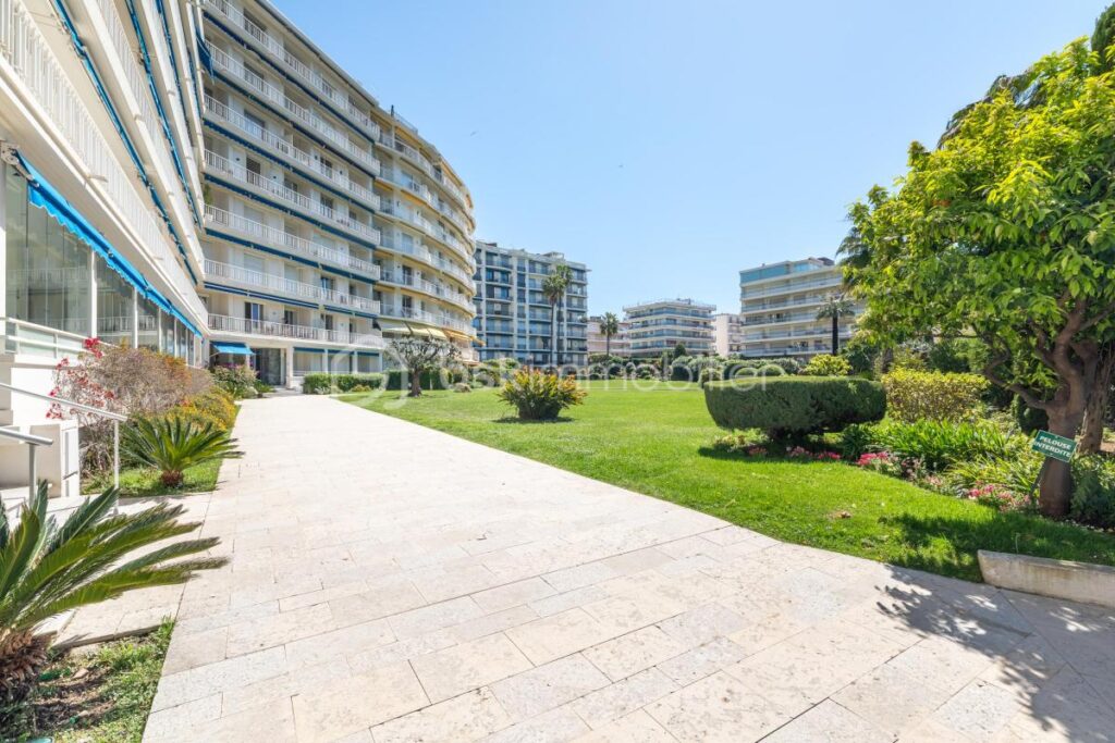 À VENDRE – F2 CANNES CROISETTE – RÉSIDENCE PRESTIGIEUSE « PALAIS DES DUNES » – 2 pièces – 1 chambre – 50 m²