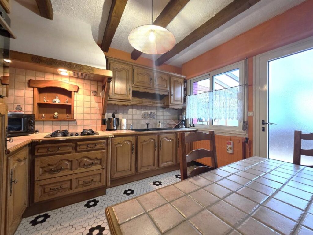 Maison semi-individuelle 103m² avec véranda, garage et jardin clos – 6 pièces – 3 chambres – 103 m²