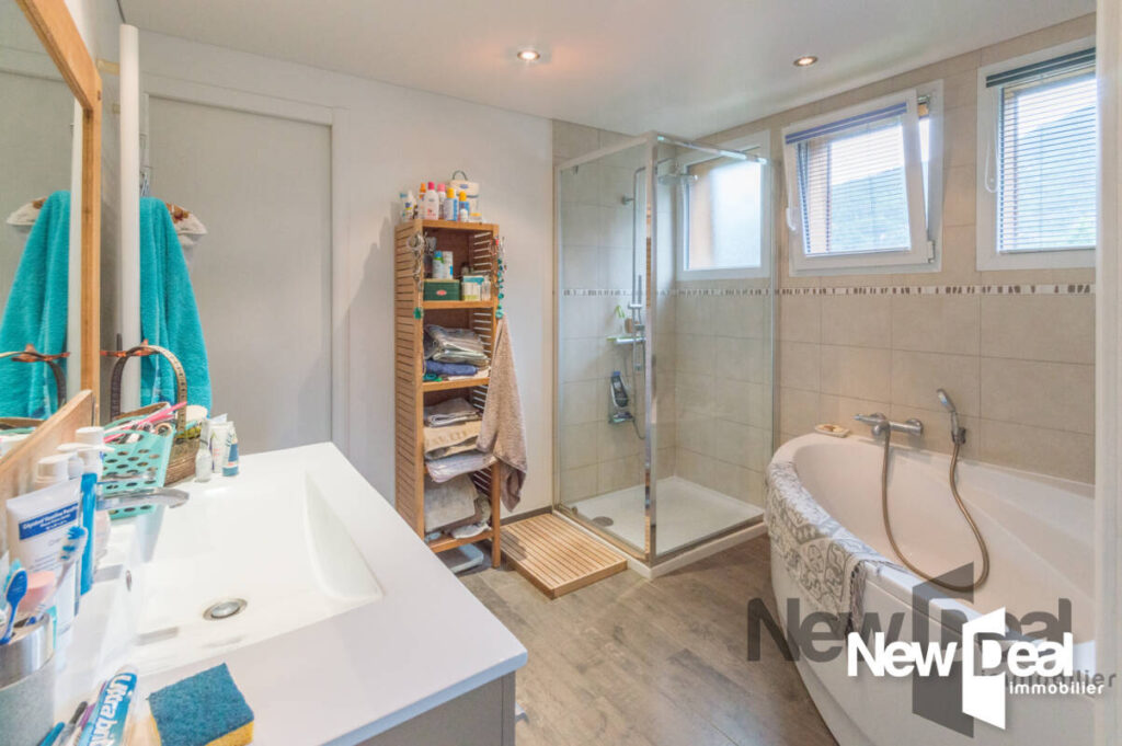 VALLEE DE CHAMONIX SECTEUR LES HOUCHES BELLE DEMEURE DE 250 m2 habitable – 6 pièces – 5 chambres – 250 m²