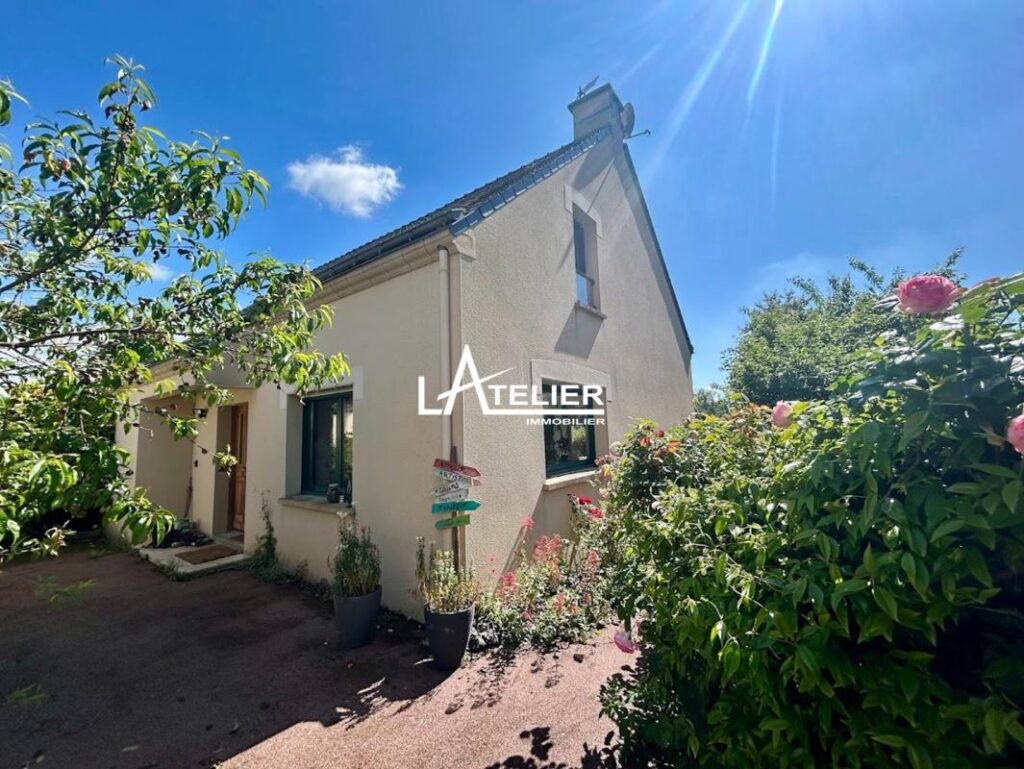 Maison de bourg avec garage indépendant et vie de plain-pied – 5 pièces – 4 chambres – 131 m²