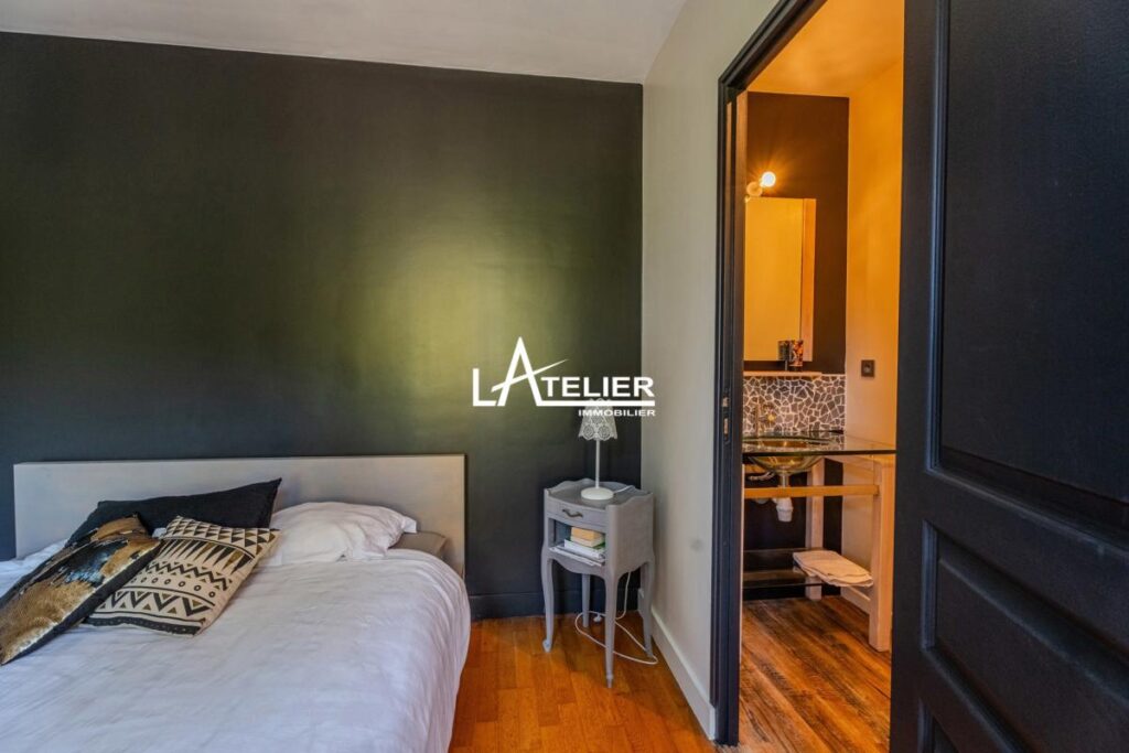 Villa de standing avec jardin luxuriant, intimité préservée – 9 pièces – 7 chambres – 283 m²