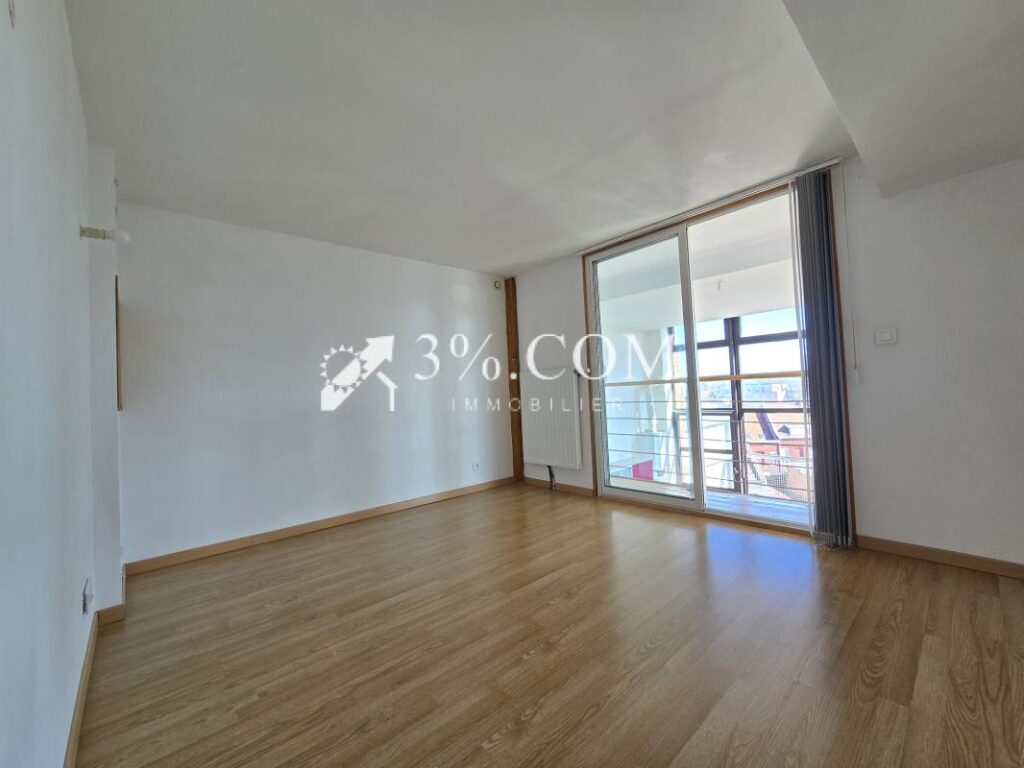 Loft de 80 m2 au dernier étage avec CH + terrasse + parking – 3 pièces – 2 chambres – 79 m²