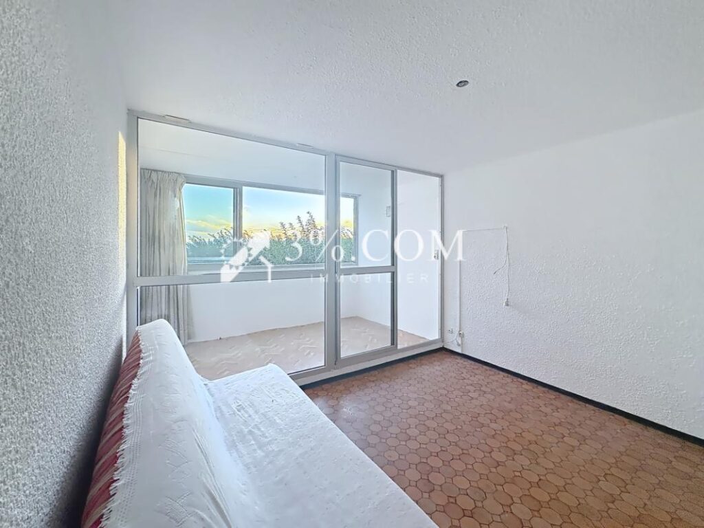 Studio de 27.4 m2 avec loggia, vue sur les Salins, piscine e – 1 pièce – NR chambres – 27 m²