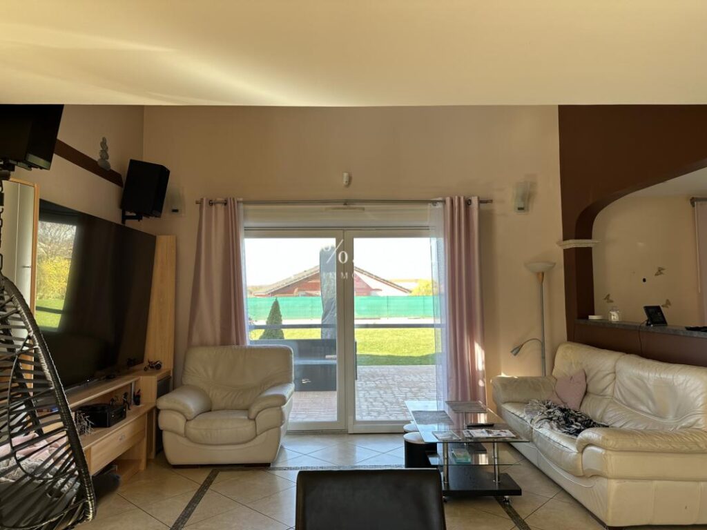 Maison individuelle 7 pièces dont 4 chambres 164 m2 TOUL – 7 pièces – 4 chambres – 164 m²