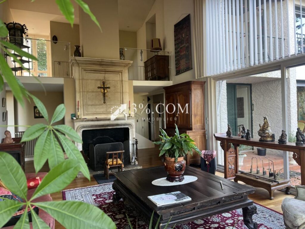 3%. COM IMMOBILIER À POITIERS – 7 pièces – 5 chambres – 281 m²