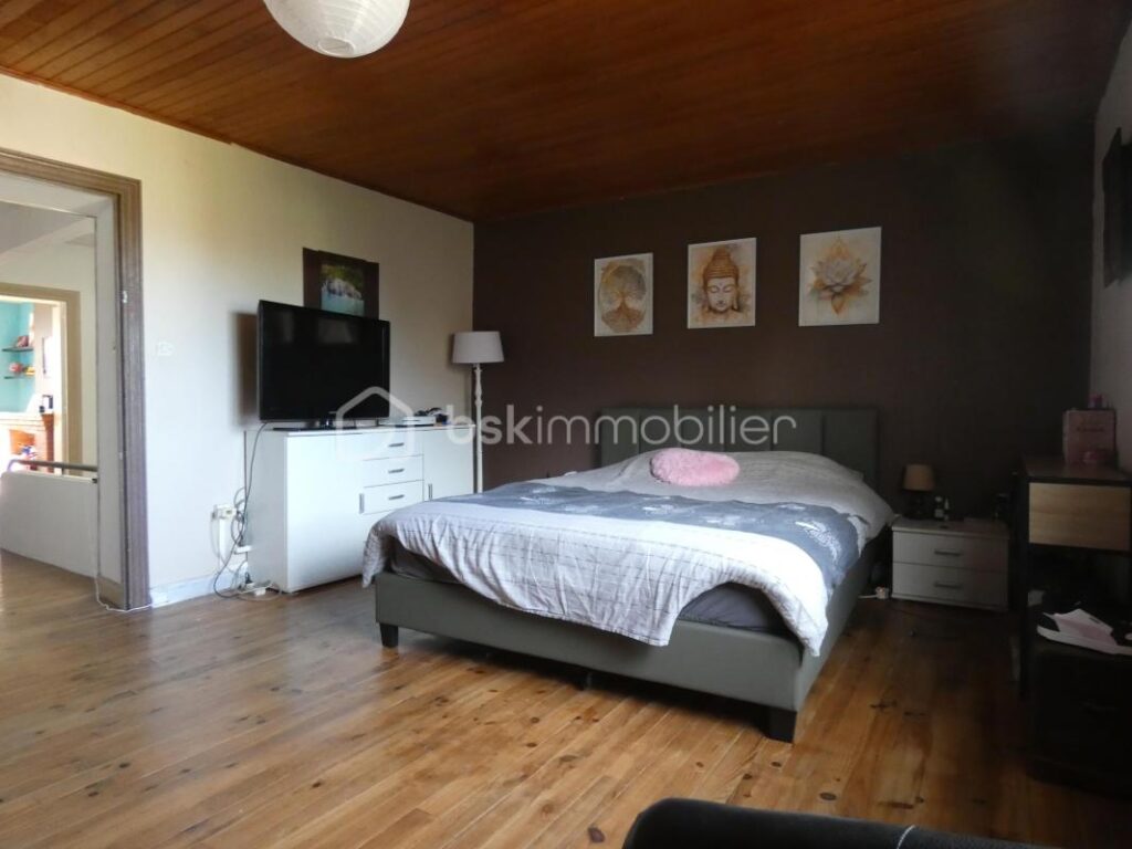 GRANDE MAISON DE VILLAGE AVEC JARDIN – 10 pièces – 6 chambres – 211 m²