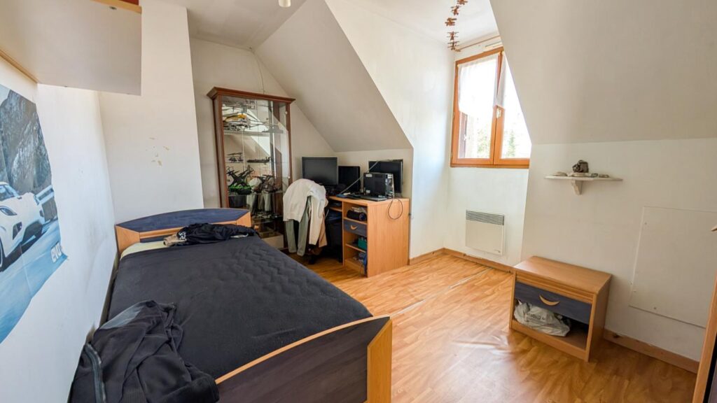 Pavillon individuel de 2000 – 3/4 Chambres – Terrain 1645 m² – 6 pièces – 4 chambres – 92 m²