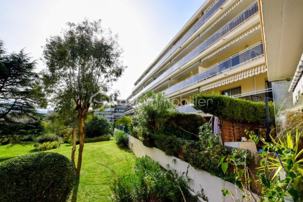 T3 71 m2 ,TERRASSE, GARAGE FERMÉ, CAVE, CENTRE VILLE – 3 pièces – 2 chambres – 71 m²