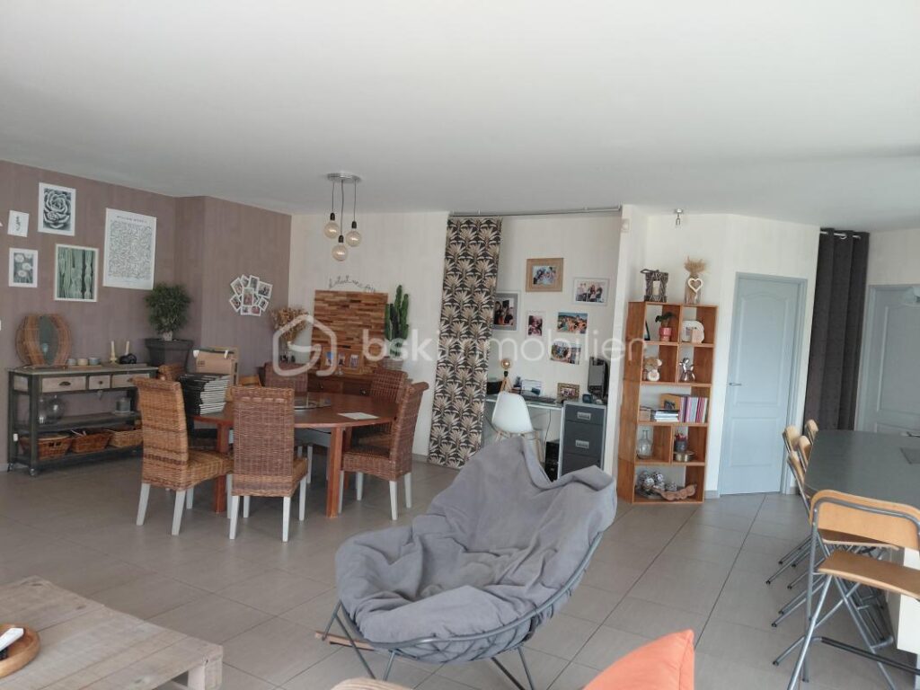 Superbe villa avec vue sur le château de GRIGNOLS – 7 pièces – 5 chambres – 210 m²