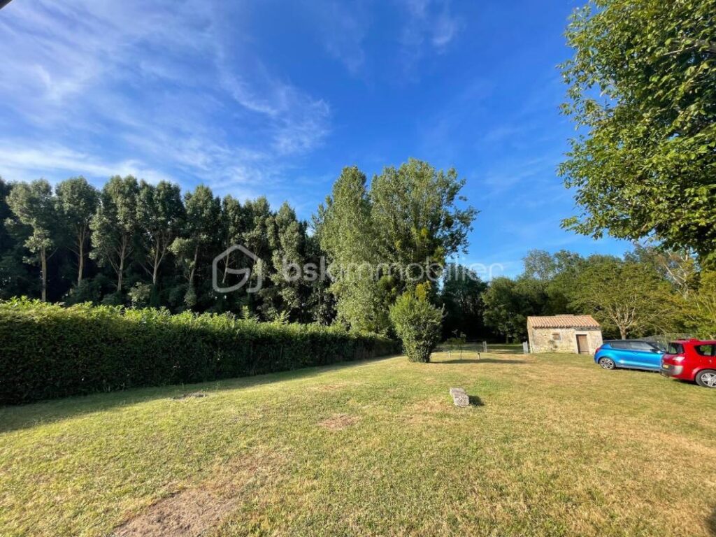 Maison en pierre de charme – 2 ch – Dépendances – 7 000 m² – 3 min de Cozes – 4 pièces – 2 chambres – 106 m²