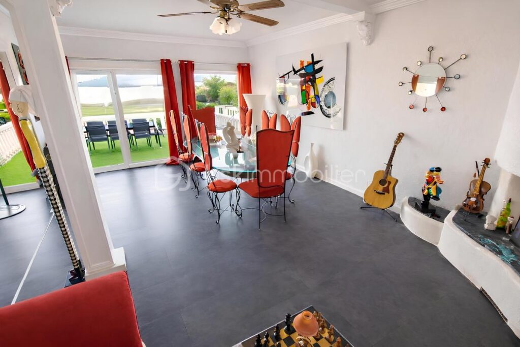 VILLA DE PLAIN-PIED VUE MER – 167 m² – TERRASSES – PISCINE – ROOF-TOP – À 50 MÈTRES DE LA MER – PROCHE PLAGES DES SABLETTES – 3 CHAMBRES + DÉPENDANCE – 599 000 € – 6 pièces – 4 chambres – 167 m²