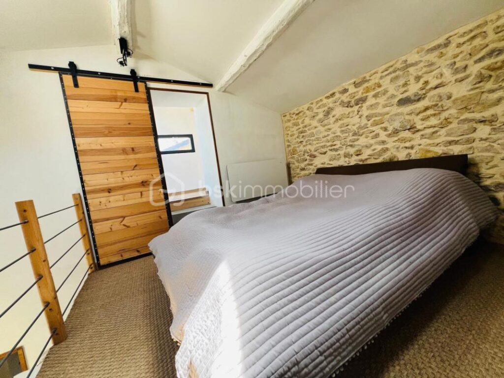 MAISON T3 AVEC TERRASSE – CHARME DES PIERRES DOREES ET DU BOIS – 3 pièces – 2 chambres – 93 m²