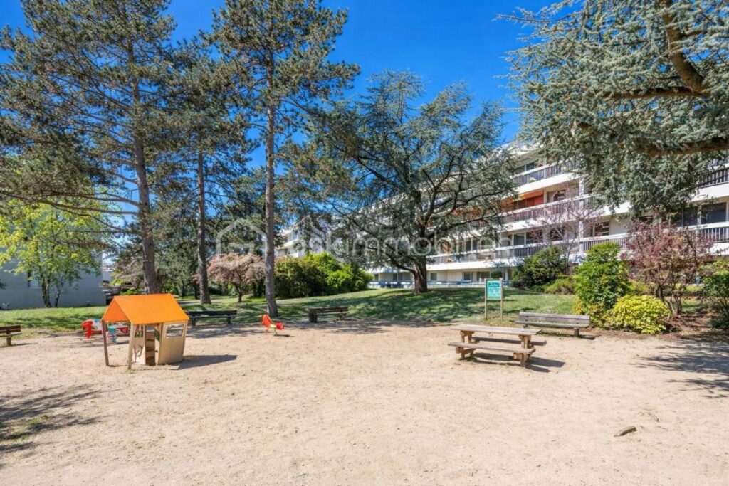 3 pièces de 64m² – lumineux et refait à neuf -vue jardin – parking – bords de Marne – 10 min RER A – 3 pièces – 2 chambres – 64 m²