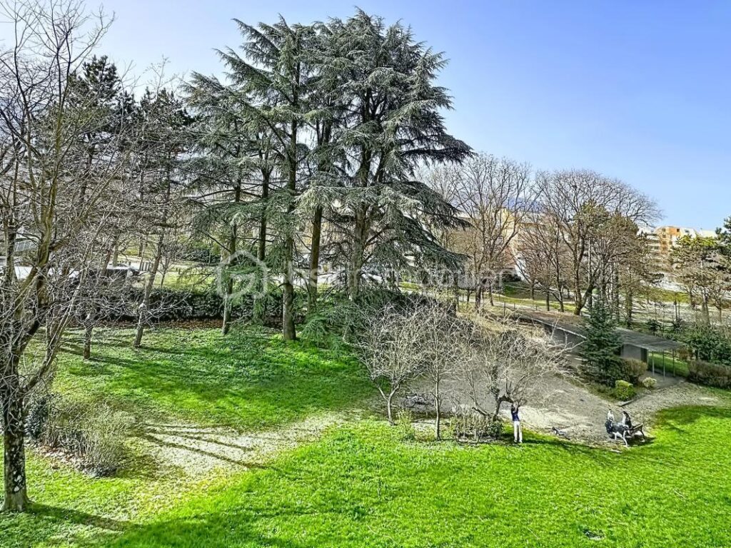 ✨ T4 lumineux avec vue Belledonne – Ascenseur – Résidence fermée – 4 pièces – 3 chambres – 87 m²