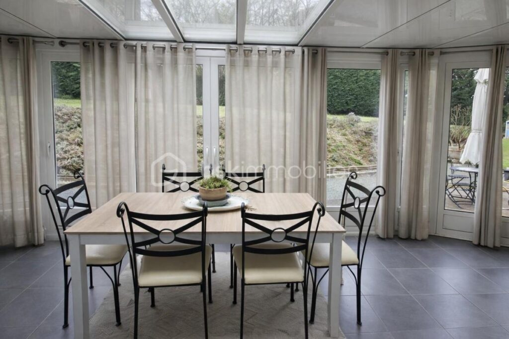 Havre de paix avec vue dégagée sur la campagne – Piscine – Terrain arboré – À 3 min des commerces et 5 min de la gare – 6 pièces – 4 chambres – 152 m²