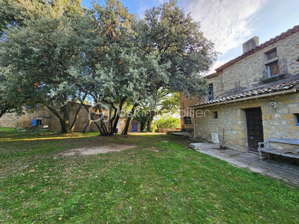 Bâtisse en pierres du 16ème siècle avec vue imprenable sur la Sainte-Victoire, proche de Lourmarin – 13 pièces – 6 chambres – 400 m²