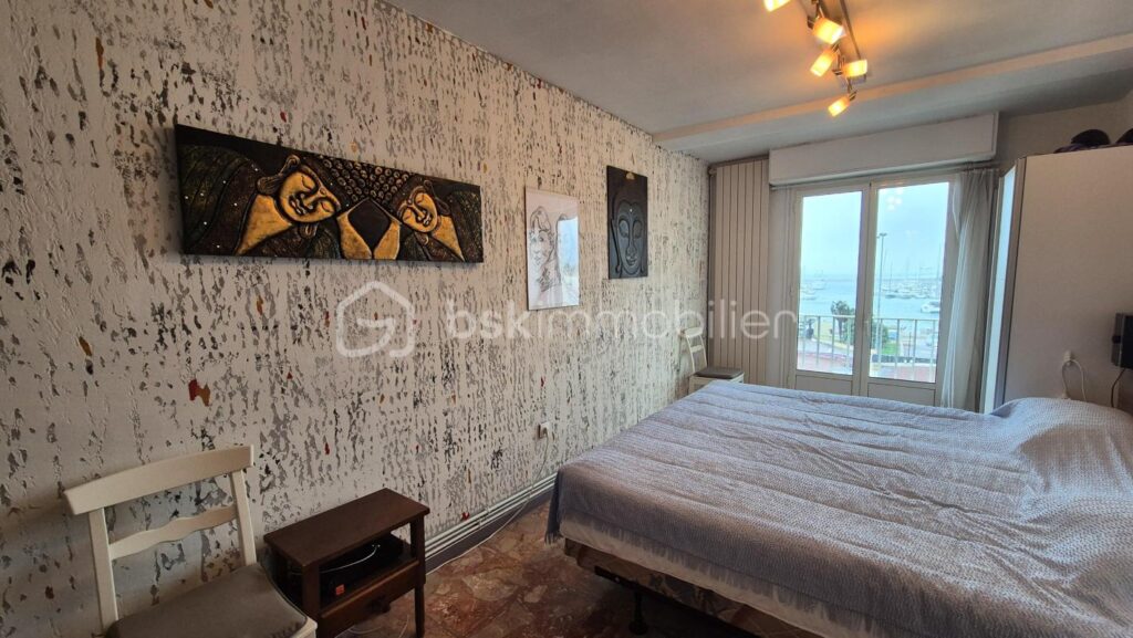 A VENDRE APPARTEMENT T3 DE 56M² A SAINT CYPRIEN PLAGE – COTE PORT – VUE MER ET PORT DE PLAISANCE – DEUX CHAMBRES – LOGGIA – PARKING PRIVE – CAVE INDIVIDUELLE – ASCENSEUR – 3 pièces – 2 chambres – 56 m²