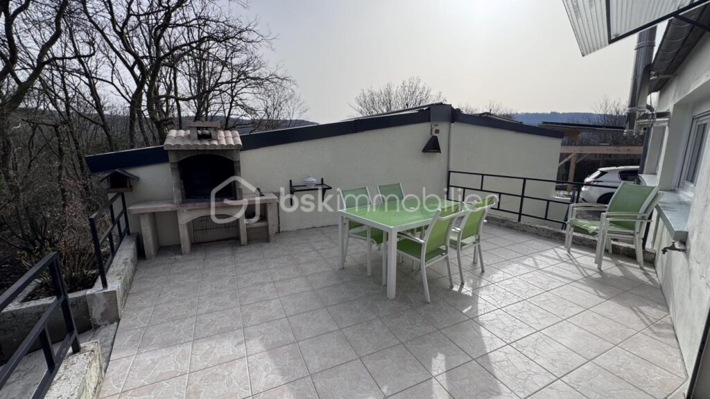 MAISON DE CARACTERE ENTIEREMENT MEUBLÉE – 7 pièces – 4 chambres – 180 m²