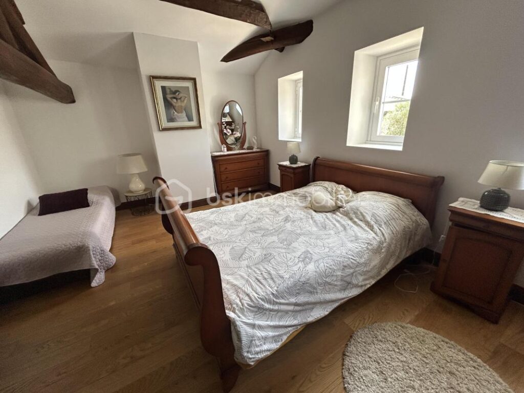 MAGNIFIQUE PROPRIÉTÉ EN PIERRES – DEPENDANCE- PISCINE – GARAGE – 8 pièces – 6 chambres – 297 m²