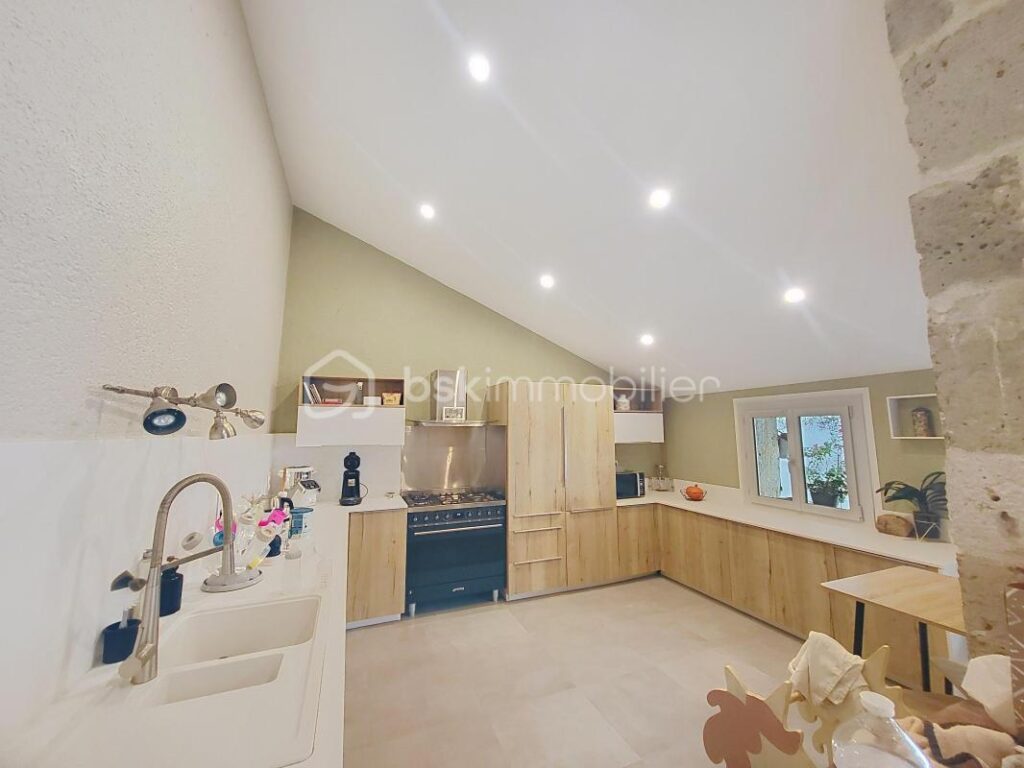 MAISON EN PIERRE- 4 CHAMBRES-JARDIN-PISCINE-GARAGE – 7 pièces – 4 chambres – 192 m²