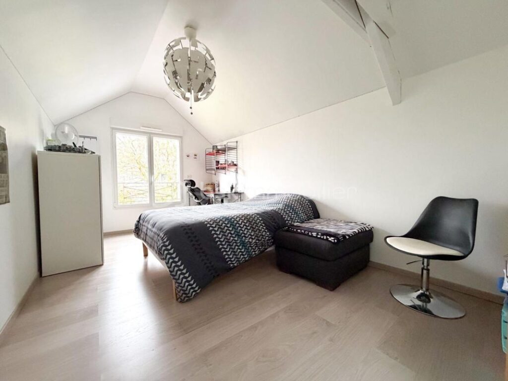 SPACIEUSE MAISON INDEPENDANTE! – 8 pièces – 5 chambres – 150 m²