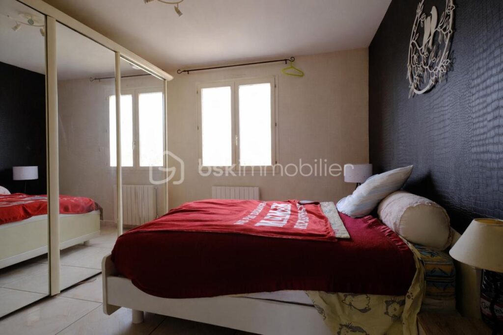 Maison avec piscine sur 2000 m² de terrain – Quincieux – 8 pièces – 7 chambres – 193 m²