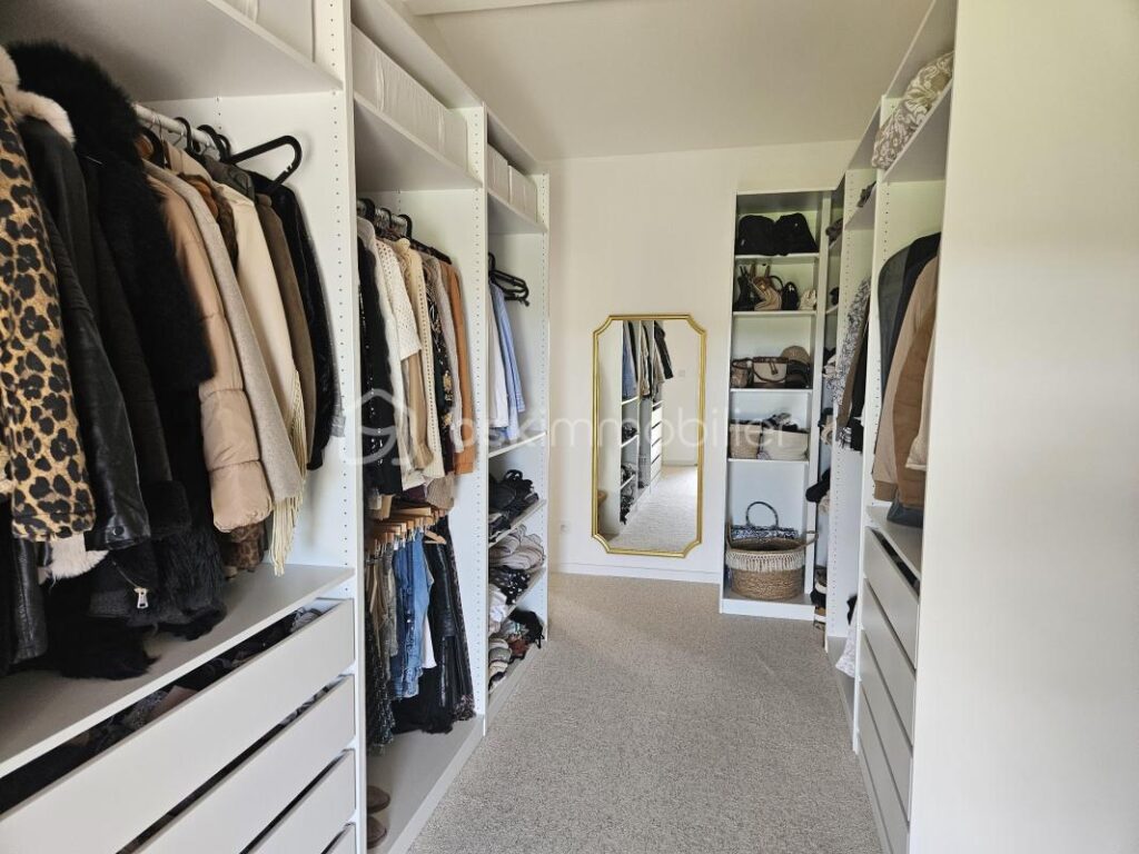 A vendre RARE ! Magnifique maison de caractère rénovée avec dépendance, patio, terrasses, grand garage et cave – 208 m2 habitables – Pinet (Hérault) – 6 pièces – 4 chambres – 186 m²