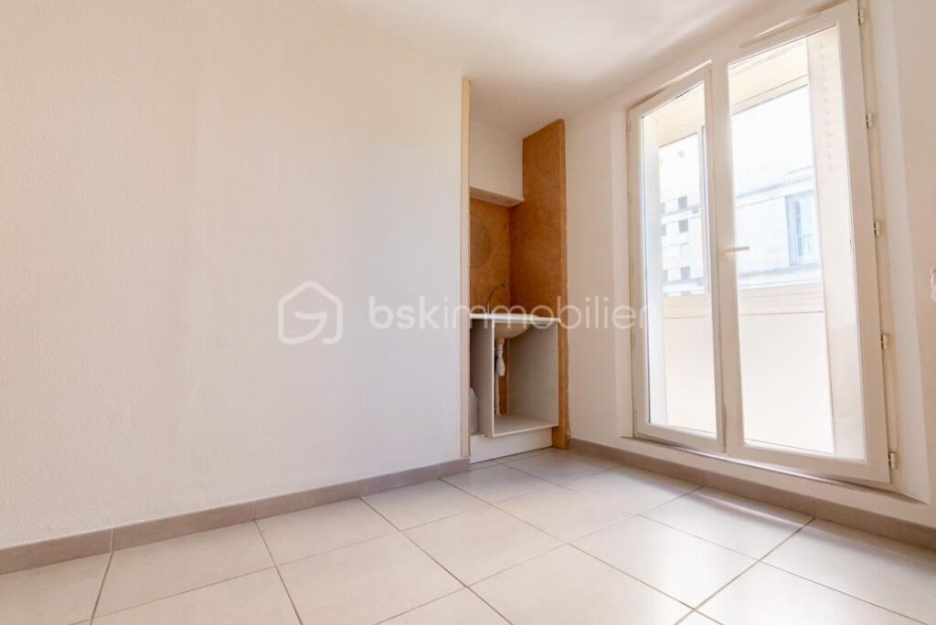 Appartement T3/4 lumineux, confortable et avec parking, très proche du centre historique d’AIX EN PROVENCE. A DECOUVRIR SANS TARDER! – 3 pièces – 2 chambres – 76 m²