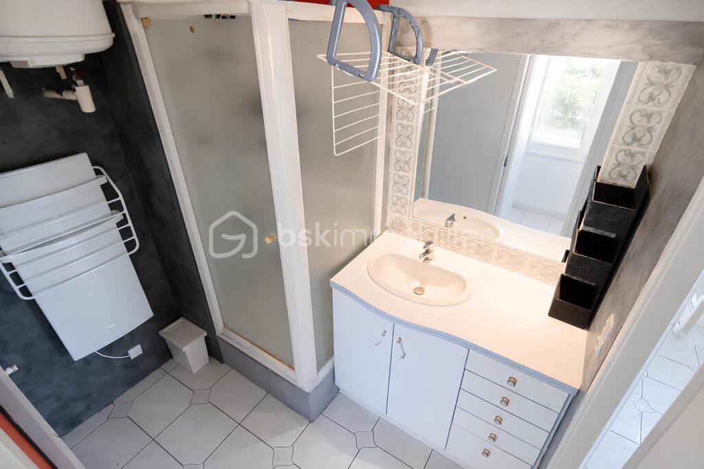Vente T2 lumineux dernier étage – Vue Faron – Parking – Cave – Loggia – Toulon La Loubière – 165 900 € – 2 pièces – 1 chambre – 37 m²