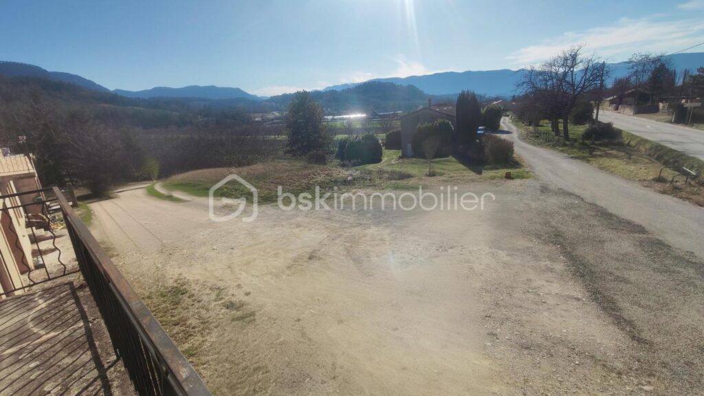 Grande maison avec garage, 2 logements et 530 m² de terrain constructible – 14 pièces – 9 chambres – 290 m²