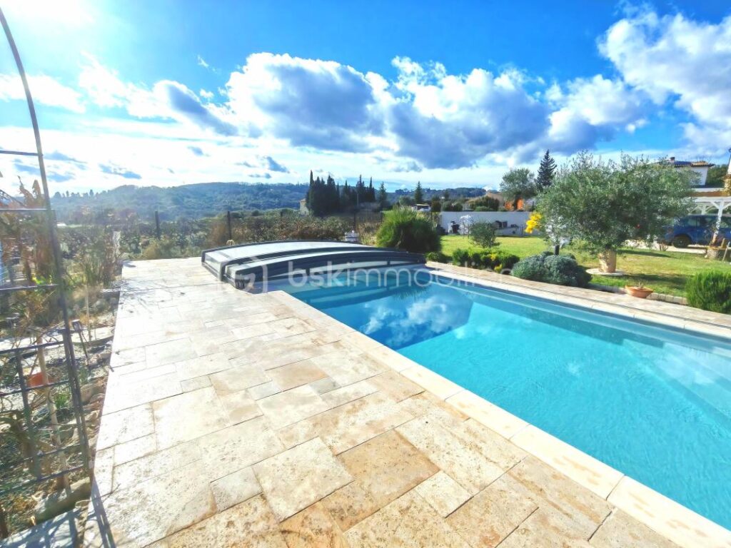 Villa récente de plain-pied avec piscine et vue dégagée – Bourg-Saint-Andéol – 5 pièces – 4 chambres – 126 m²