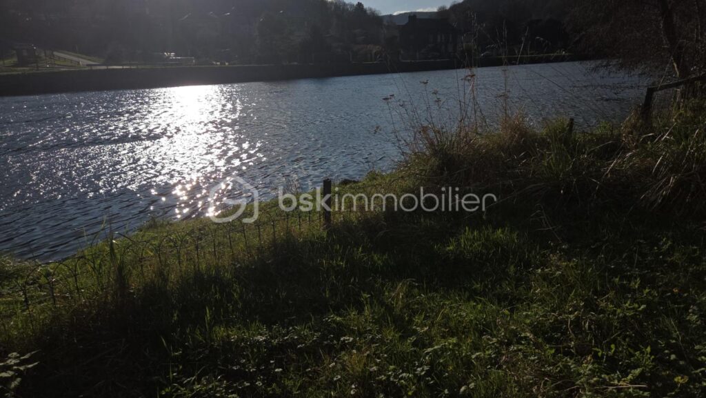 Maison en pierre 6 pièces – 89 m² – Vue Meuse – 3 chambres + grenier aménageable – 6 pièces – 3 chambres – 90 m²