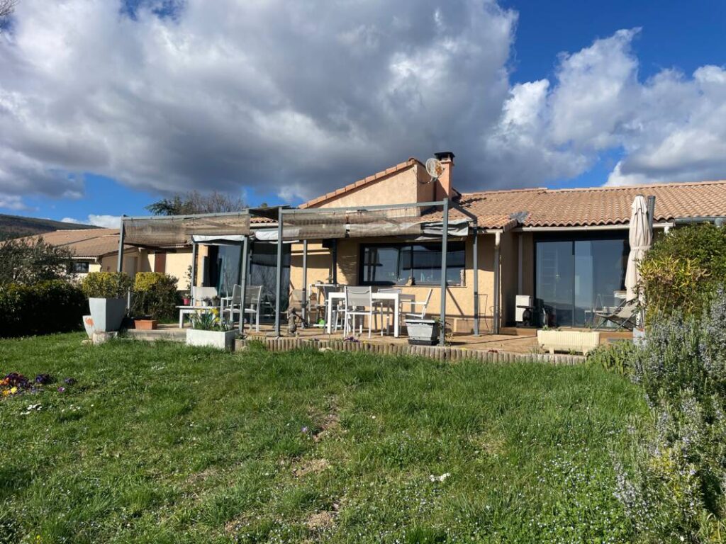 Très jolie maison mitoyenne, de plain pied, 2 chambres, de 100 m2 à 04230 St Etienne les Orgues – 4 pièces – 2 chambres – 100 m²