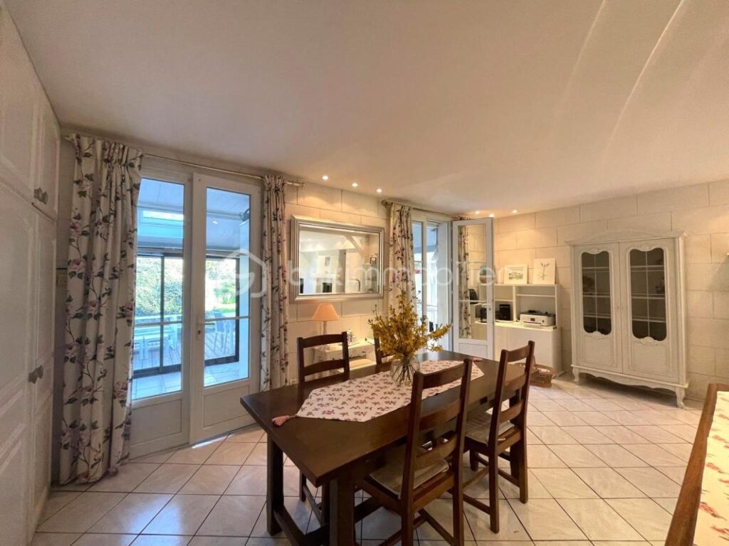 Maison de 164 m² avec piscine – CHEILLE – 7 pièces – 5 chambres – 164 m²