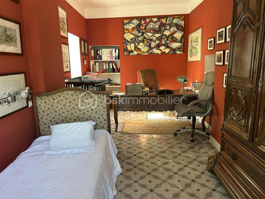 CHÂTEAU et SA MAISON de Gardien – VUE -TERRAIN – PISCINE – DÉPENDANCES – NR pièces – 12 chambres – 722 m²