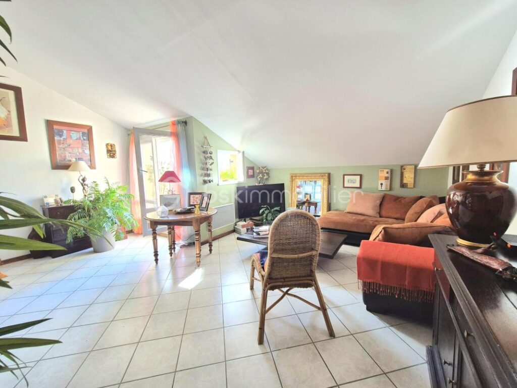 Charmant appartement en dernier étage à Courcouronnes Centre avec terrasse !!! – 3 pièces – 1 chambre – 60 m²