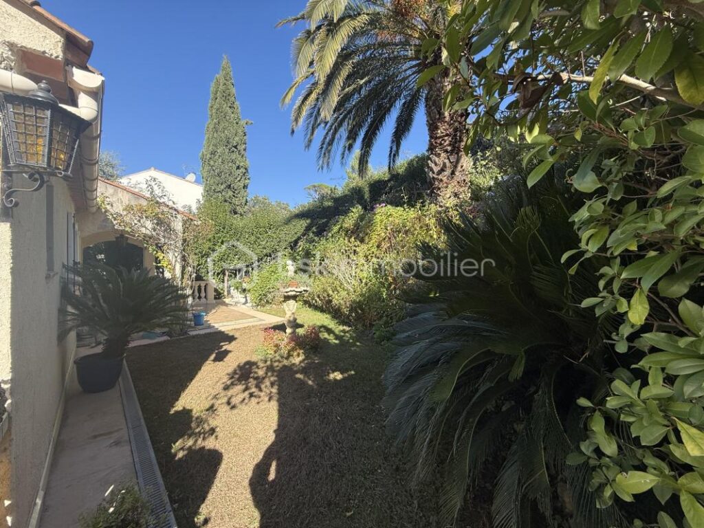 Maison avec vue sur le rocher de Roquebrune, quartier Valescure – 5 pièces – 3 chambres – 136 m²