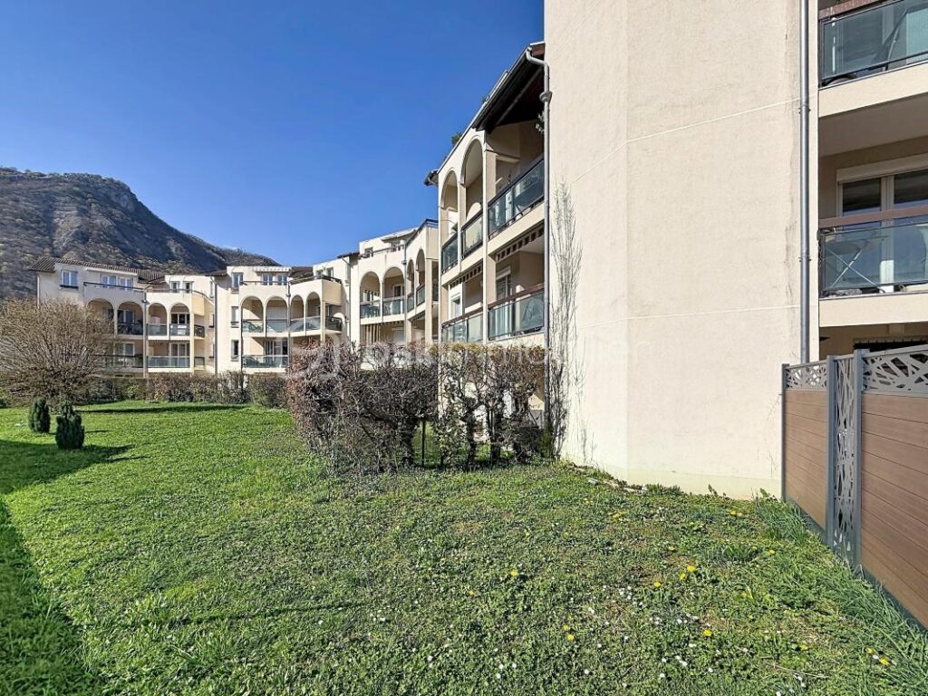 Appartement T3 de 75m2 environ avec terrasse – DERNIER ÉTAGE – 3 pièces – 2 chambres – 75 m²