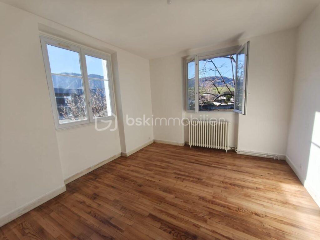 Maison familiale, grand terrain avec vue au cœur d’Arette – 6 pièces – 4 chambres – 160 m²