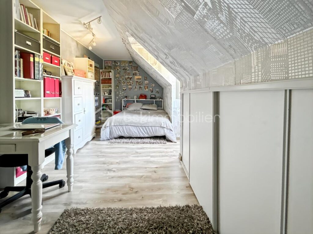 Maison familiale avec 5 chambres, véranda, jardin et prestations modernes – Proche gare de Sens – 7 pièces – 5 chambres – 179 m²