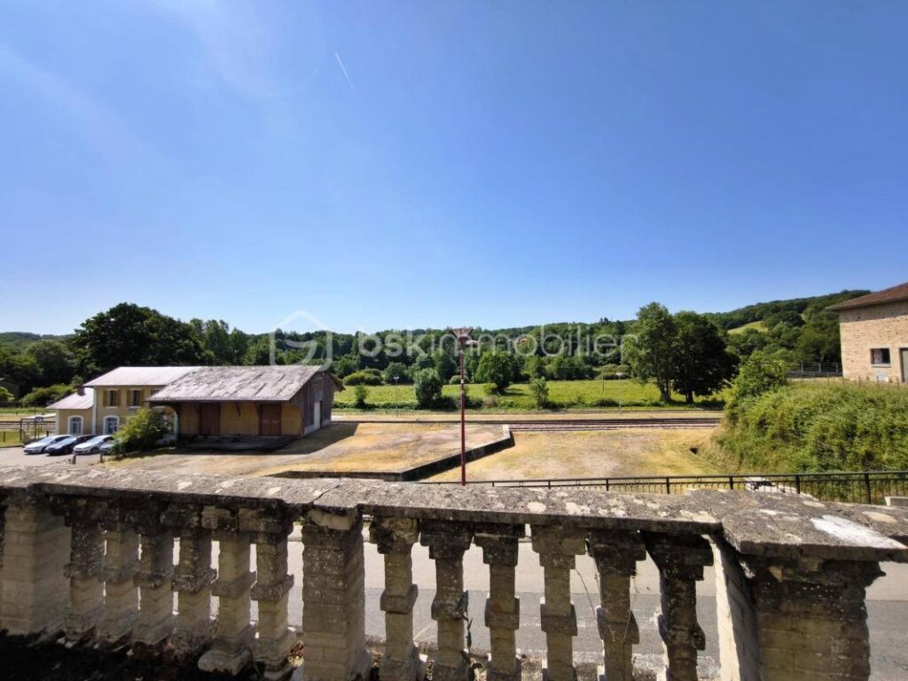 Ensemble immobilier de caractère à rénover – 14 pièces – NR chambres – 344 m²