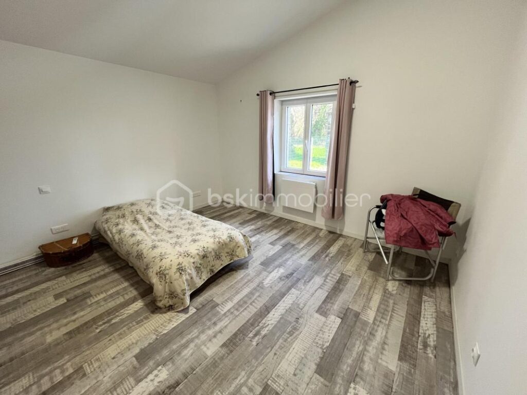 Superbe maison de campagne fraîchement rénovée sur son magnifique terrain au cœur de la forêt – 4 pièces – 2 chambres – 90 m²