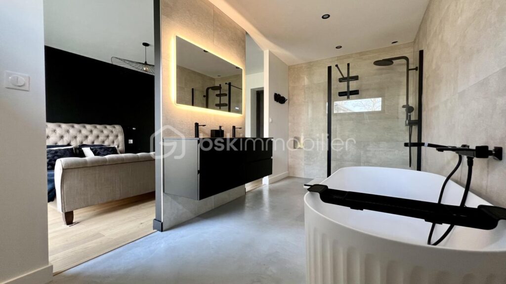 Maison cubique individuelle avec piscine – 7 pièces – 4 chambres – 245 m²