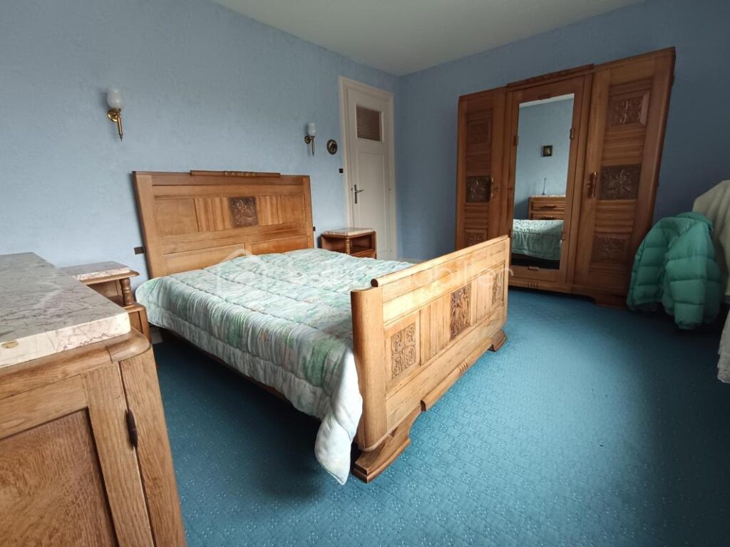 SECTEUR TOP, EN RETRAIT DE RUE, MAISON SEMI INDIVIDUELLE LUMINEUSE, GRAND JARDIN GARAGE DOUBLE et DEPENDANCE – 4 pièces – 3 chambres – 107 m²