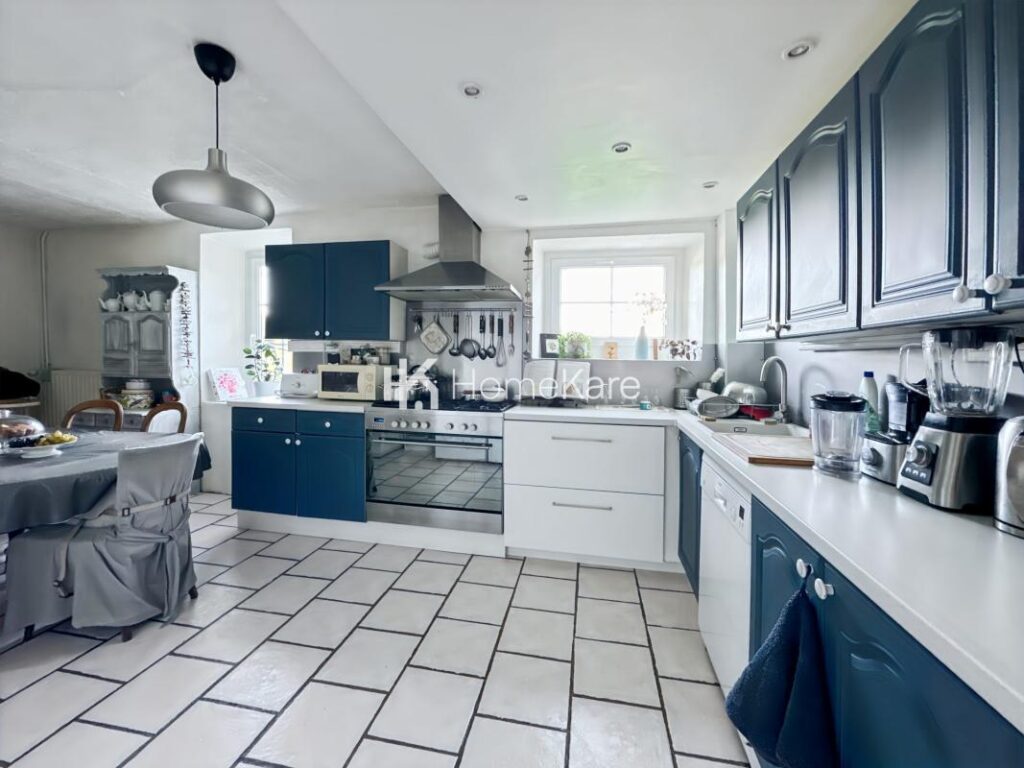 MAISON FAMILIALE – 9 pièces – 6 chambres – 300 m²