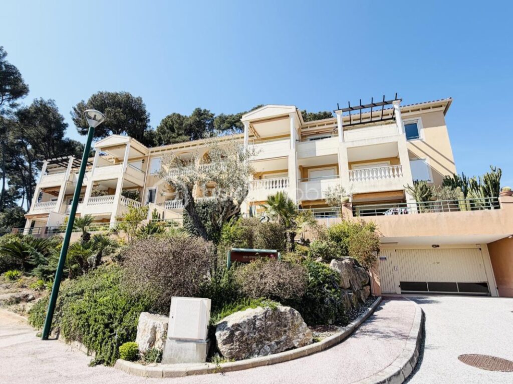 DPT VAR (83) – VUE MER PANORAMIQUE A COUPER LE SOUFLE POUR CE BEL APPARTEMENT – 4 pièces – 2 chambres – 80 m²