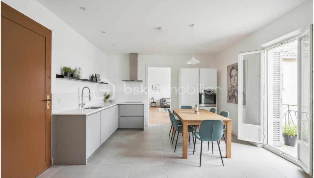 Maison individuelle à rénover – Fort potentiel – Cluses – 6 pièces – 5 chambres – 226 m²