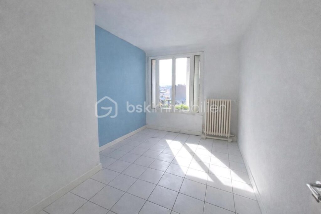 DERNIER ETAGE AVEC BALCON ET VUE SPECTACULAIRE SUR PARIS ET LA DEFENSE – 3 pièces – 2 chambres – 59 m²